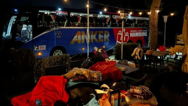 Ankunft in Hamburg nach insgesamt 2400 Kilometern: Die Flüchtlinge aus der Ukraine sind ausgestiegen, der von Mirko Großer und seinem Kollegen gesteuerte Mannschaftsbus der Hamburger Bundesliga-Handballer ist ausgeladen.