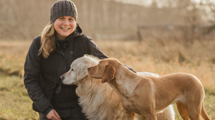 Wenn Katja Wilhelm andere Hunde unterrichtet, sind auch ihre Lieblinge Honey und Ciwi dabei. Ihre Hundeschule läuft so gut, dass sie sich vor Anfragen kaum retten kann.