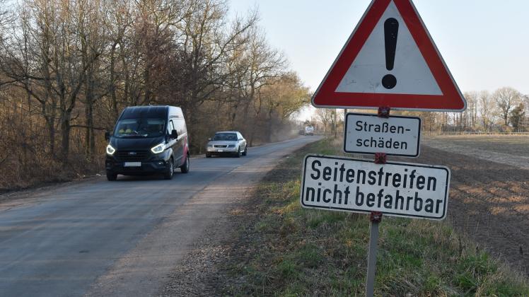 Immer wieder passieren Autos die Straße zwischen Steinbild und Fresenburg, die eigentlich kaum Platz für den Begegnungsverkehr bietet.