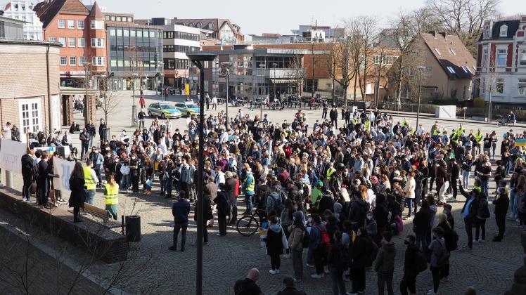 Viele Hundert Schüler aus Delmenhorst forderten Frieden in der ganzen Welt.