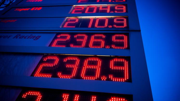 Die hohen Spritpreise sorgen für Unmut an der Tankstelle. Eine Grafik zeigt nun, wie lange für einen Liter Benzin im Schnitt gearbeitet werden muss. Ukraine-Konflikt - Spritpreise