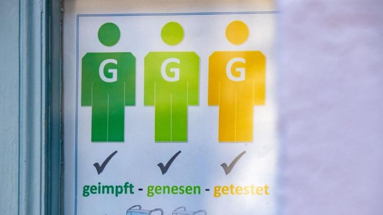 Ein Schild weist an einer Tür auf die 3G-Regel hin. Ein Schild weist an einer Tür auf die 3G-Regel hin.