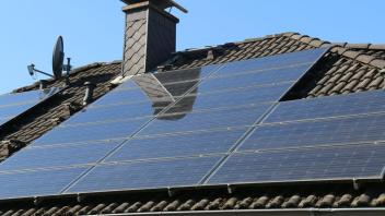 Solarthermie oder, wie hier, Photovoltaikanlage auf dem eigenen Dach: Mit dem eingespeisten Strom lassen sich auch steigende Heizkosten gegenfinanzieren.