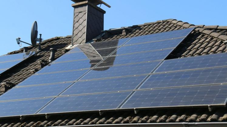 Solarthermie oder, wie hier, die Photovoltaikanlage auf dem eigenen Dach: Mit dem eingespeisten Strom lassen sich auch steigende Heizkosten gegenfinanzieren. Solarthermie oder, wie hier, Photovoltaikanlage auf dem eigenen Dach: Mit dem eingespeisten Strom lassen sich auch steigende Heizkosten gegenfinanzieren.