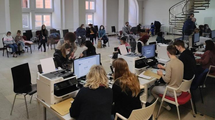 Für die Registrierung der Schutzsuchenden aus der Ukraine hat die Ausländerbehörde im Perzina-Haus einen Anlaufpunkt außerhalb des Stadthauses eingerichtet.