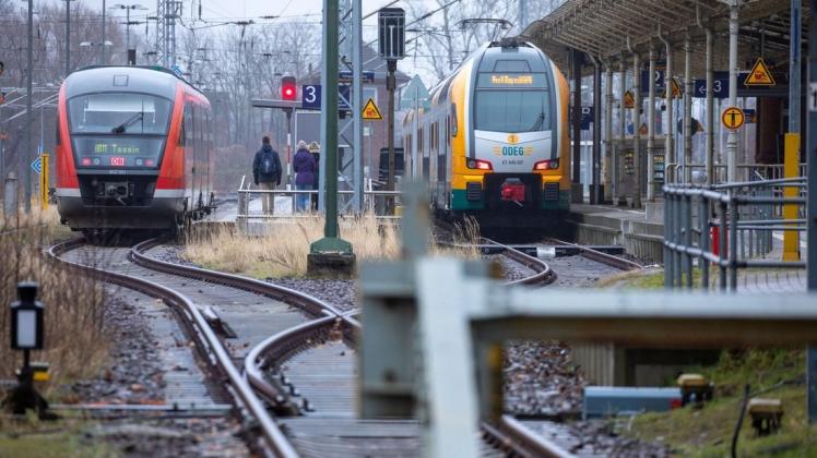 Personenzüge stehen im Bahnhof von Wismar.