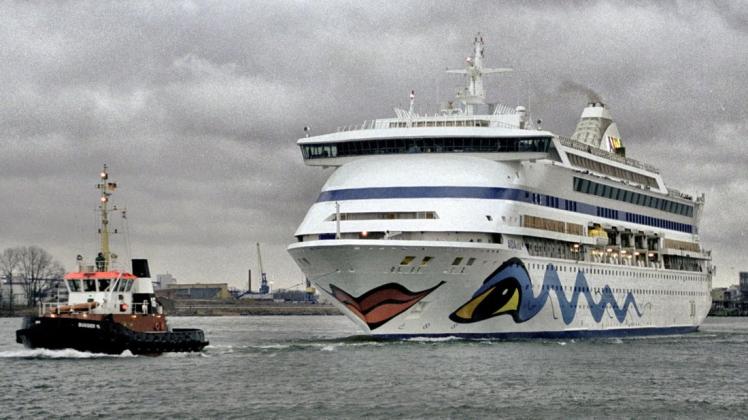 Kurzes Ausdocken der künftigen „Aidaaura“ im Herbst 2002 im Wismarer Werfthafen. Die ersten Schiffe des Kreuzfahrtunternehmens Aida aus Rostock feiern dieses Jahr Jubiläum.