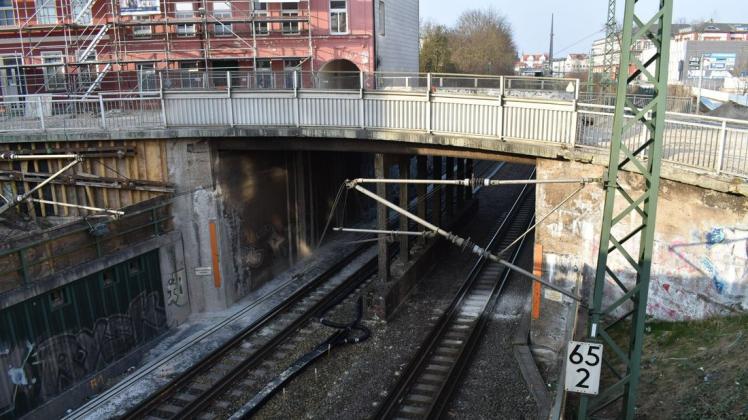 Der Zugverkehr zum Schweriner Hauptbahnhof wird an Freitag 18 Uhr eingestellt, weil die alte Wallstraßenbrücke abgerissen werden soll.