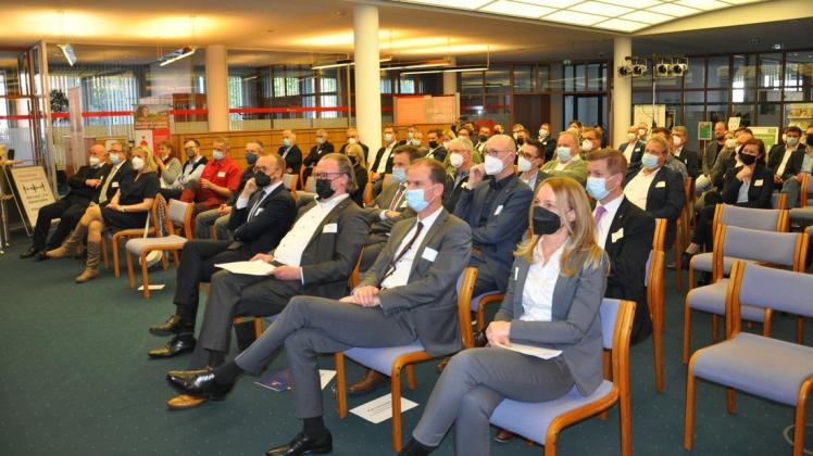 Viele Mitglieder des Unternehmerverbandes fehlten krankheitsbedingt. Im Saal der Parchimer Sparkasse am Moltkeplatz bestand Maskenpflicht. Vorn: Geschäftsführerin Pamela Buggenhagen, Sparkassenvorstand Kai Lorenzen, Präsident Thomas Tweer und Landrat Stefan Sternberg (von rechts).