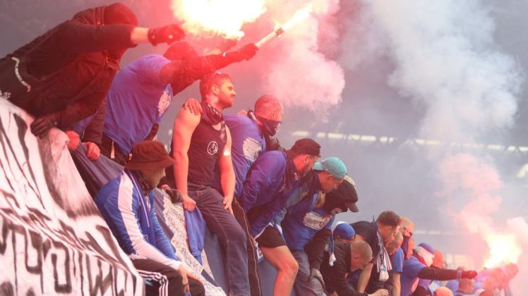 Anhänger vom FC Hansa Rostock feierten im vergangenen April den Aufstieg ihrer Mannschaft in die 2. Bundesliga mit dem Abrennen von Pyrotechnik.