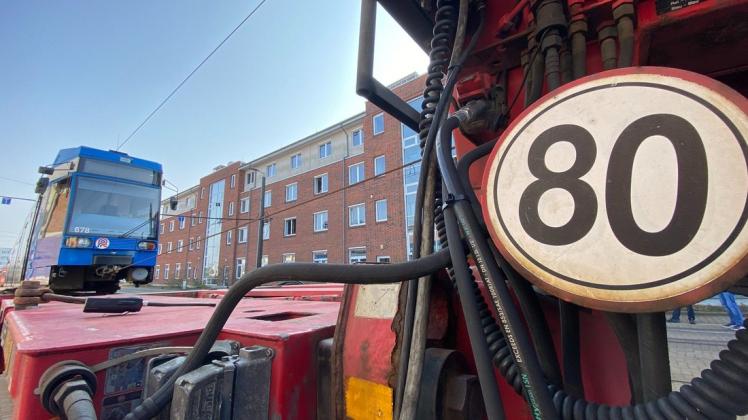 Die erste von zehn Straßenbahnen wurde am Donnerstag verladen. Sie wird in Leipzig generalüberholt. Die erste von zehn Straßenbahnen wurde am Donnerstag verladen. Sie wird in Leipzig generalüberholt.