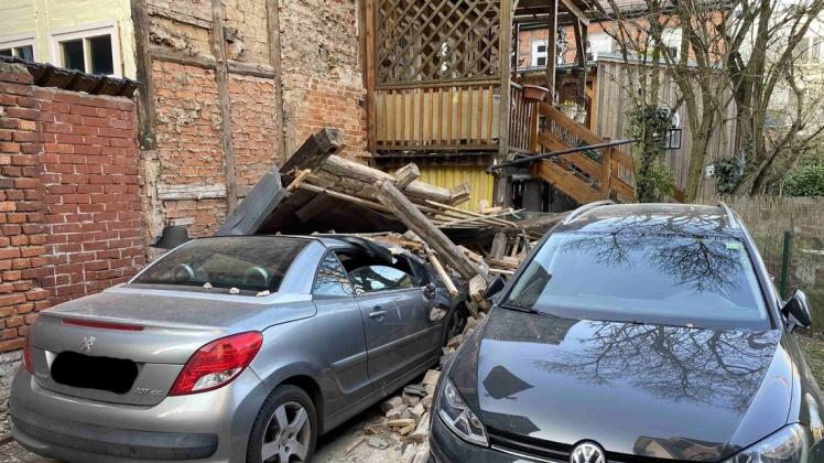 Teile einer eingestürzten Fachwerkmauer eines leerstehenden Hauses sind in der Schweriner Innenstadt auf parkende Autos gekracht.