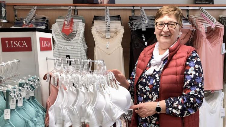 Cornelia Path in ihrem Wäschefachgeschäft "Hautnah" in Perleberg. Die 63-Jährige weiß: Kunden, die sich in ihrer Wäsche wohlfühlen, sind auch bereit, das entsprechende Geld dafür auszugeben.