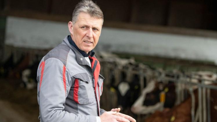 Der Krieg in der Ukraine zerrt auch an der lokalen Landwirtschaft. Die Milchpreise steigen, doch gleichzeitig klettern die Kosten für die Produktion in die Höhe, erklärt Peter Guhl, Geschäftsführer von Hof Weitenfeld in Vorderhagen.