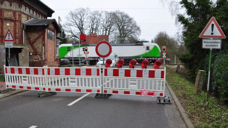 Die Bahnübergänge in Lübstorf können vom 24. April an wegen Bauarbeiten nicht überquert werden.