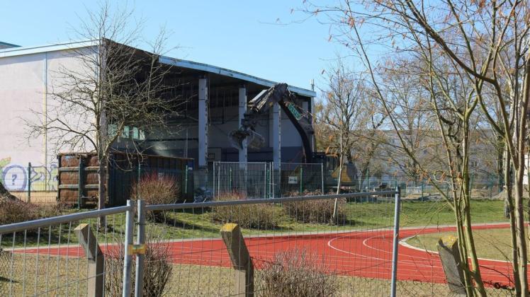 Im Frühjahr 2021 musste die Sporthalle der Europaschule für den Neubau des Schulgebäudes weichen. Wie bis 2025 der Sportunterricht aussehen soll, dazu gibt es zwei Varianten, von der eine schon praktiziert wird.