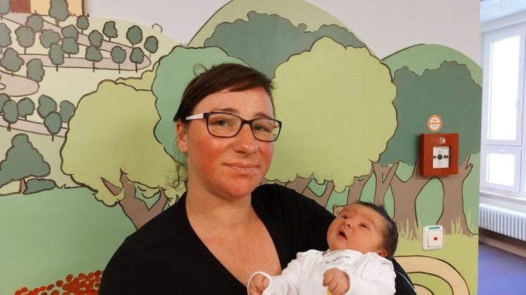 Karlotta Anni hat als 200. Baby in den Schweriner Helioskliniken das Licht der Welt erblickt. Mutter Steffi Dünow ist sehr glücklich über den kleinen Sonnenschein.