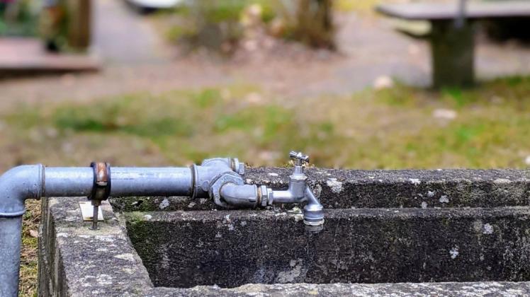 Noch kommt nichts raus aus den Hähne auf den städtischen Friedhöfen, aber bald wird das Wasser wieder angestellt. Noch kommt nichts raus aus den Hähne auf den städtischen Friedhöfen, aber bald wird das Wasser wieder angestellt.