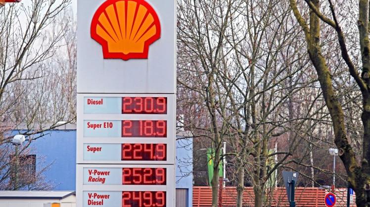 Eine Tankstelle des Mineralölkonzerns Royal Dutch Shell mit den Benzinpreisen während des Krieges in der Ukraine.