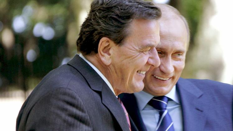 Steht wegen seiner fehlenden Distanzierung zu Russlands Präsident Putin (rechts) in der Kritik: Ex-Kanzler Gerhard Schröder (SPD). 