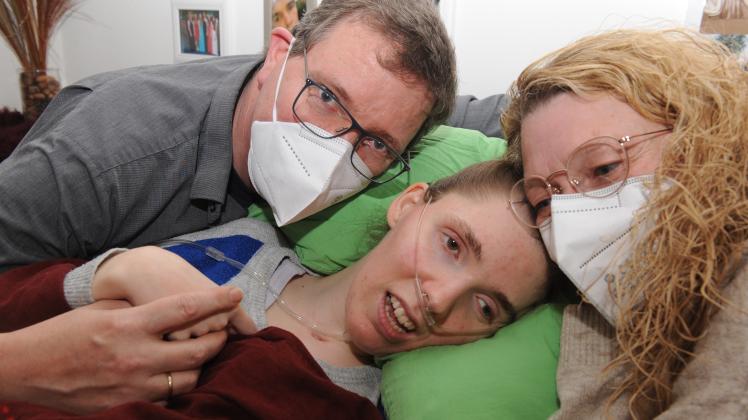 author Lara mit ihrem Vater Stefan und ihrer Mutter Simone. Ihre Augen bewegen sich und sie kann lächeln. Lara reagiert auf das, was um sie vorgeht. „Lara versteht uns“, sagt die Mutter.