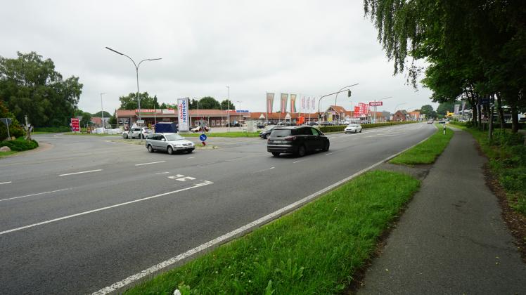 Die Sögeler Straße wird ab 2023 saniert. Baustart ist an der Mecklenburger Straße, wo ein Kreisverkehr entsteht. Die Sögeler Straße wird ab 2023 saniert. Baustart ist an der Mecklenburger Straße, wo ein Kreisverkehr entsteht.