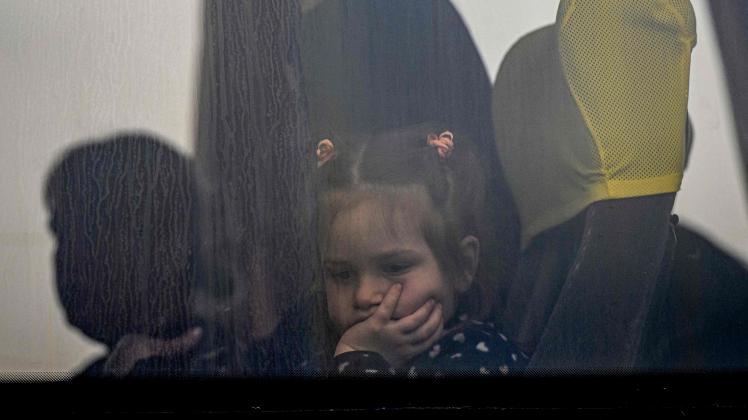 Auf dem Weg über die rettenden Grenzen wartet eine neue Gefahr für Frauen und Kinder, die oft auf sich allein gestellt sind: Schlepper versuchen, die Not der Fliehenden auszunutzen.