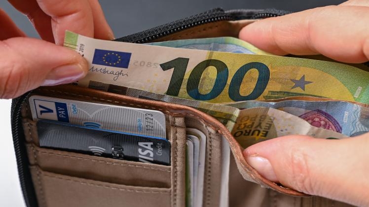 Drei Beispielrechnungen zeigen, wer wie viel von der Energiepauschale behalten darf. Eurobanknoten