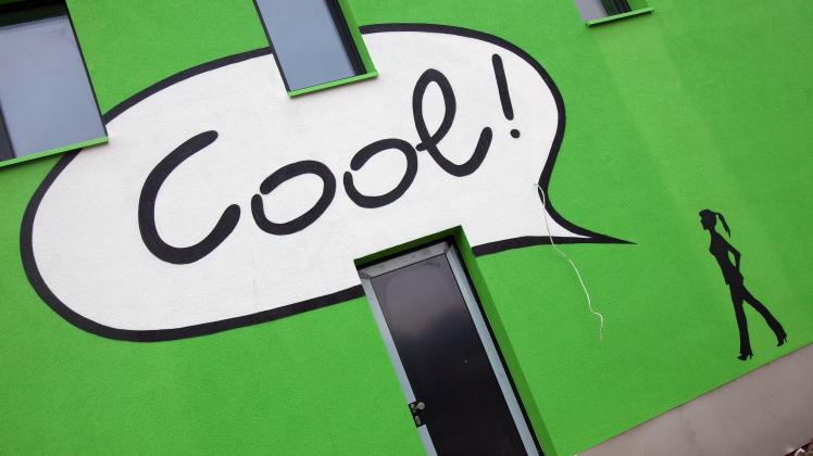 Was heute cool ist, war früher knorke (Symbolbild). Allgegenwärtig in der Jugendsprache - das Wort „cool“, hier 2013 auf dem Gelände der Internationale Bauausstellung (IBA) in Hamburg am „Algenhaus“. Foto: Bodo Marks/dpa
