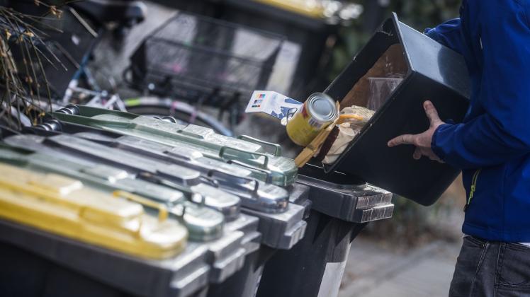 Die Müllgebühren könnten wegen der hohen Spritpreise steigen. Mülltonnen