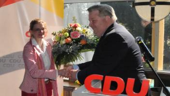 Blumen vom Kreisvorsitzenden Holger Cosse für die frisch gewählte CDU-Landtagskandidatin Lara Evers.