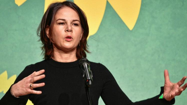Cottbus: Annalena Baerbock (BÜNDNIS 90/DIE GRÜNEN), Bundesaußenministerin, spricht auf dem Landesparteitag der Brandenburger Grünen. Die Delegierten ziehen eine Halbzeitbilanz nach 2,5 Jahren bündnisgrüner Arbeit in der Landesregierung.