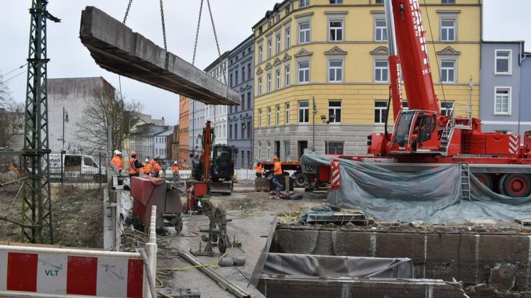 Das 20 Tonnen schwere Segment Nummer zehn des in Stücke geschnittenen Überbaus der Wallstraßenbrücke hängt am Haken des Mega-Krans und wird dann von einem Tieflader abtransportiert.