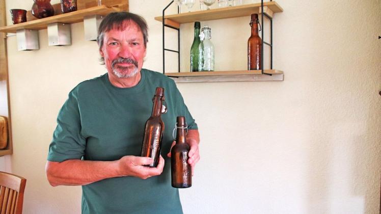 Wolfgang Schmidt entdeckte vor 34 Jahren eine alte Bierflasche mit Bügelverschluss und der Prägung „Bergbrauerei Riesa“ (linke Hand). Inzwischen sind 99 weitere dazugekommen, wie die der „Brauerei Sagemüller Güstrow“ von 1920.