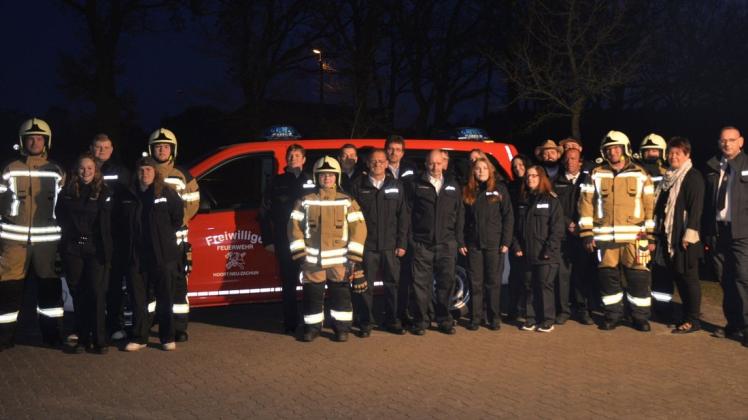 Einige Kameradinnen und Kameraden der Freiwilligen Feuerwehr Hoort/Neu Zachun und Bürgermeisterin Iris Feldmann (2.v.r.) vor dem neuen Mannschaftstransportwagen.