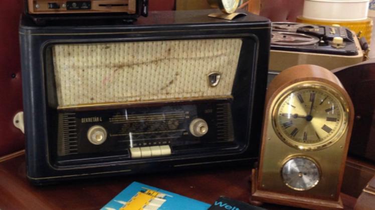 Solche historischen Radios und Uhren sind auf dem Radio- und Funkflohmarkt zu finden.