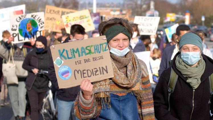 Auch Themen wie Feminismus, der Ukraine-Krieg und Migration in Folge des Klimawandels stehen auf der Agenda der Demonstranten.
