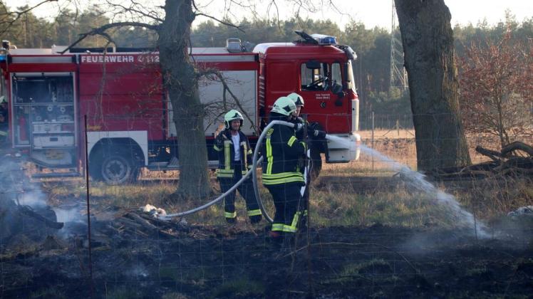 Einen Flächenbrand musste die Feuerwehr im Bereich Fresenbrügge löschen. Der Verursacher erhielt mehrere Anzeigen - und erstattete eine Anzeige gegen die Einsatzkräfte.