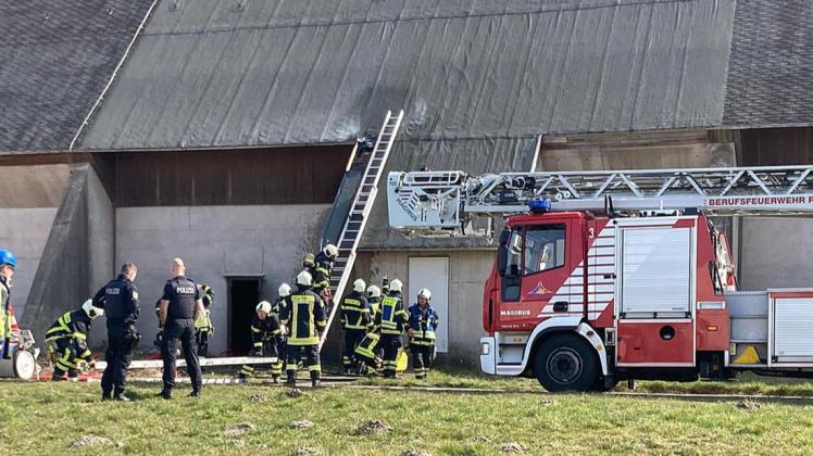 Um auch die letzten Glutnester zu löschen, öffneten die Feuerwehrleute ein Teil des Daches.