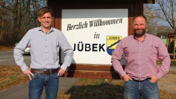 Torge Johannsen (li.) ist bereit, für die restliche Amtszeit von Bürgermeister Bent Jensen-Nissen die kommunalpolitische Verantwortung für Jübek zu übernehmen.