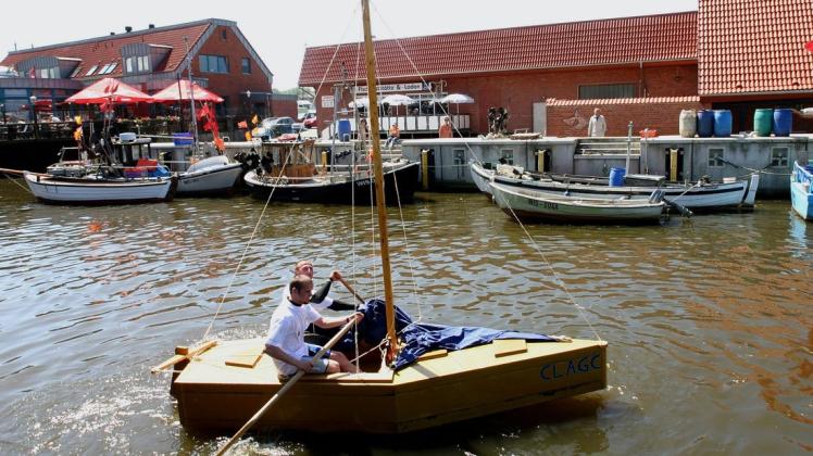 Die Zweiercrew, bestehend aus Guido Mai und Alexander Ternes, konnte das Boot aus Pappe gut im Wismarerer Hafen manövrieren.