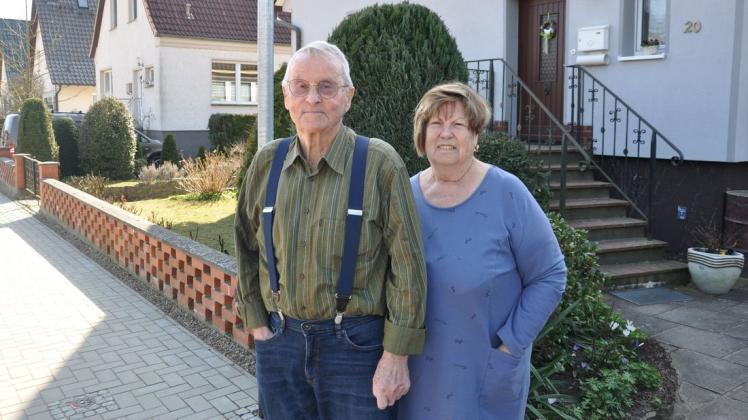 Brigitte und Gerhard Mothes sind sauer über den Kahlschlag in ihrer Straße. Laut Stadt gab es zu den Fällungen aber keine Alternative. Brigitte und Gerhard Mothes sind sauer über den Kahlschlag in ihrer Straße. Laut Stadt gab es zu den Fällungen aber keine Alternative.