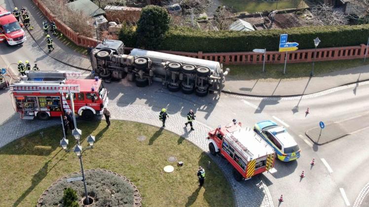 Unfall in Neustadt-Glewe: Ein mit Gülle beladener Lastwagen ist aus ungeklärter Ursache auf die Seite gekippt.