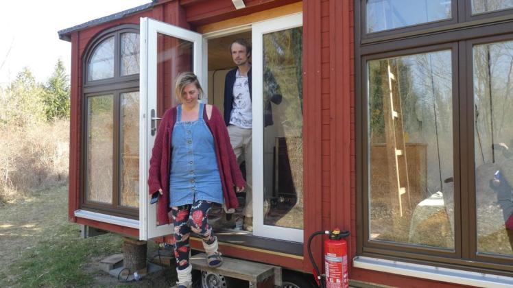 Anni Kraus und Johannes Milke von der Nieklitzer Zukunftsgenossenschaft begutachten ein Tiny-House im Park, das schon jetzt als Büro genutzt werden kann.