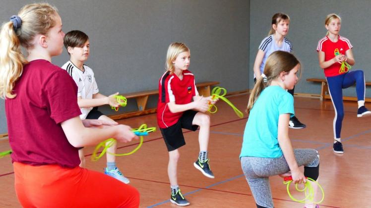 Skipping Hearts möchte Kinder bewegen und bietet ihnen ein Training im Bereich Rope Skipping – sportliche Form des Seilspringens – an. Es eignet sich hervorragend, um Kindern eine gute sportmotorische Basis zu vermitteln. Im Team werden Schnelligkeit, Ausdauer und Kraft, aber auch Koordination, Beweglichkeit und das Rhythmusgefühl verbessert.