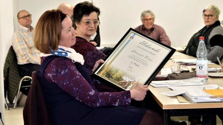Kathrin Lockenvitz mit der Urkunde des Dorfwettbewerbes.