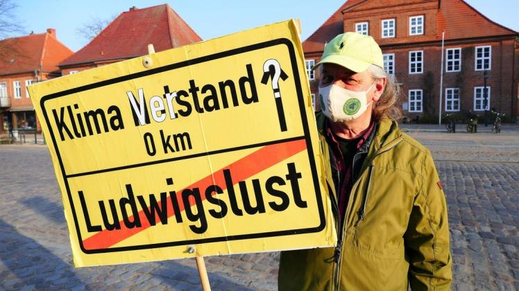 Protest vor dem Ludwigsluster Rathaus für mehr Klimagerechtigkeit.