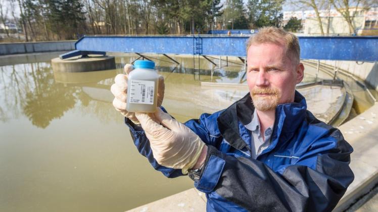 Nordwasser-Betriebsingenieur Holger Stählke präsentiert eine der abgefüllten Abwasserproben vor dem Vorklärbecken der Rostocker Kläranlage. Nordwasser-Betriebsingenieur Holger Stählke präsentiert eine der abgefüllten Abwasserproben vor dem Vorklärbecken der Rostocker Kläranlage.