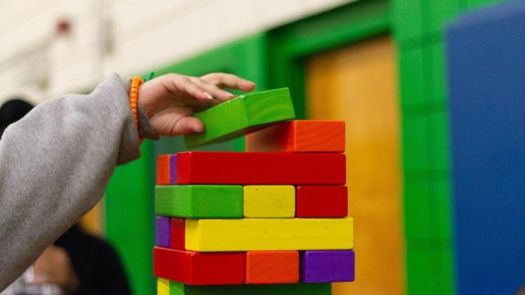 Im Kindergarten teilen Kinder ihr Spielzeug ohne Zögern und schließen so schnell Freundschaft. Im Kindergarten teilen Kinder ihr Spielzeug ohne Zögern und schließen so schnell Freundschaft.
