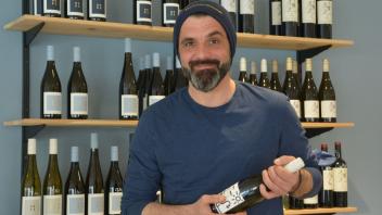 Der Inhaber Srdjan Drapic präsentiert neben einem interessanten Weinangebot auch einen eigenen Wein.